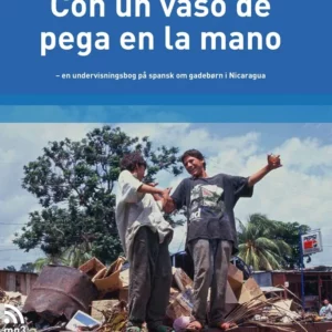 Con un vaso de pega en la mano
