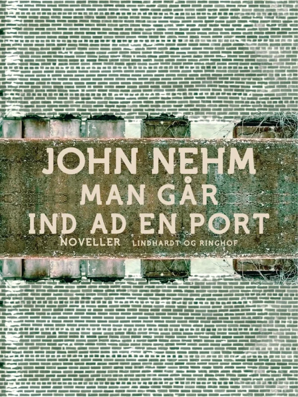 Man går ind ad en port
